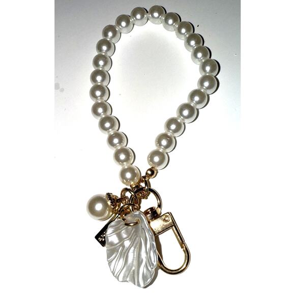 NWT Fashionable Faux Pearl Wrist Keychain With Shell Charm - Picture 2 of 2
